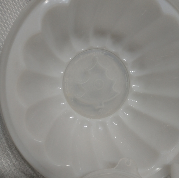 Vintage Tupperware set, hosting a party this season? This Jell-O mold/divided pl - Picture 3 of 9